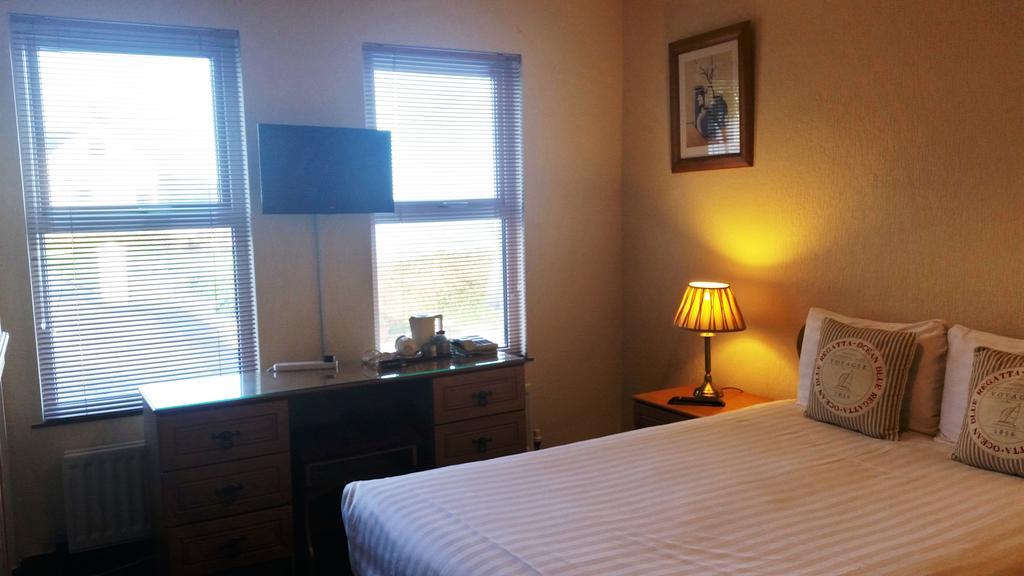 Halfway House Hotel Larne Zimmer foto