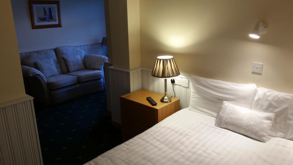 Halfway House Hotel Larne Zimmer foto